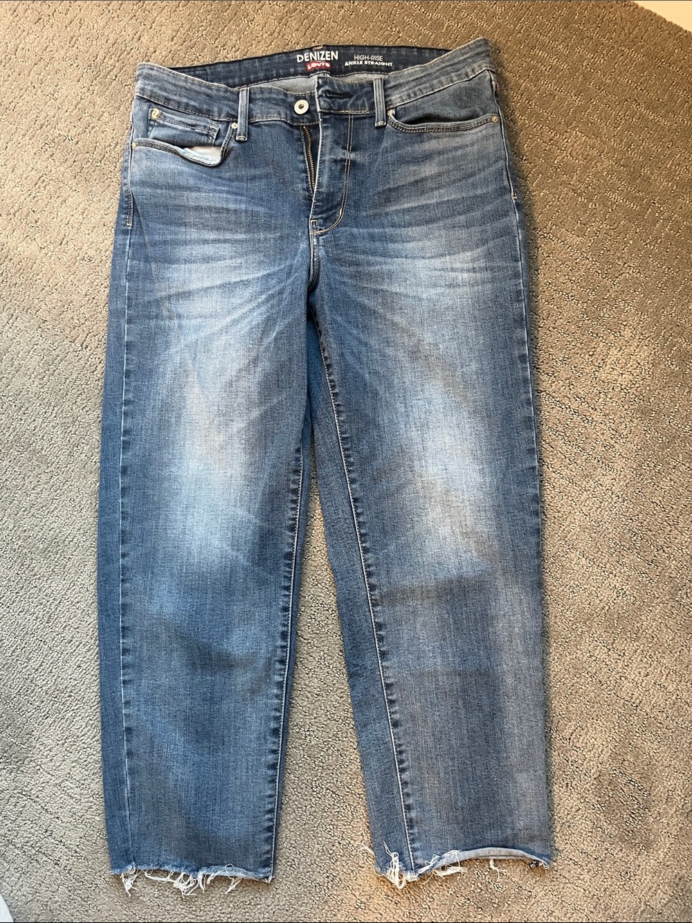 Levi's Faded Blue Cropped Straight Jeans with Raw Hem